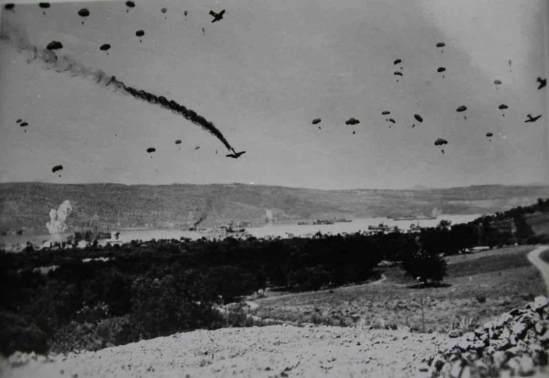 Parasutisti germani peste Creta in timpul bataliei de la Creta din primavara anului 1941