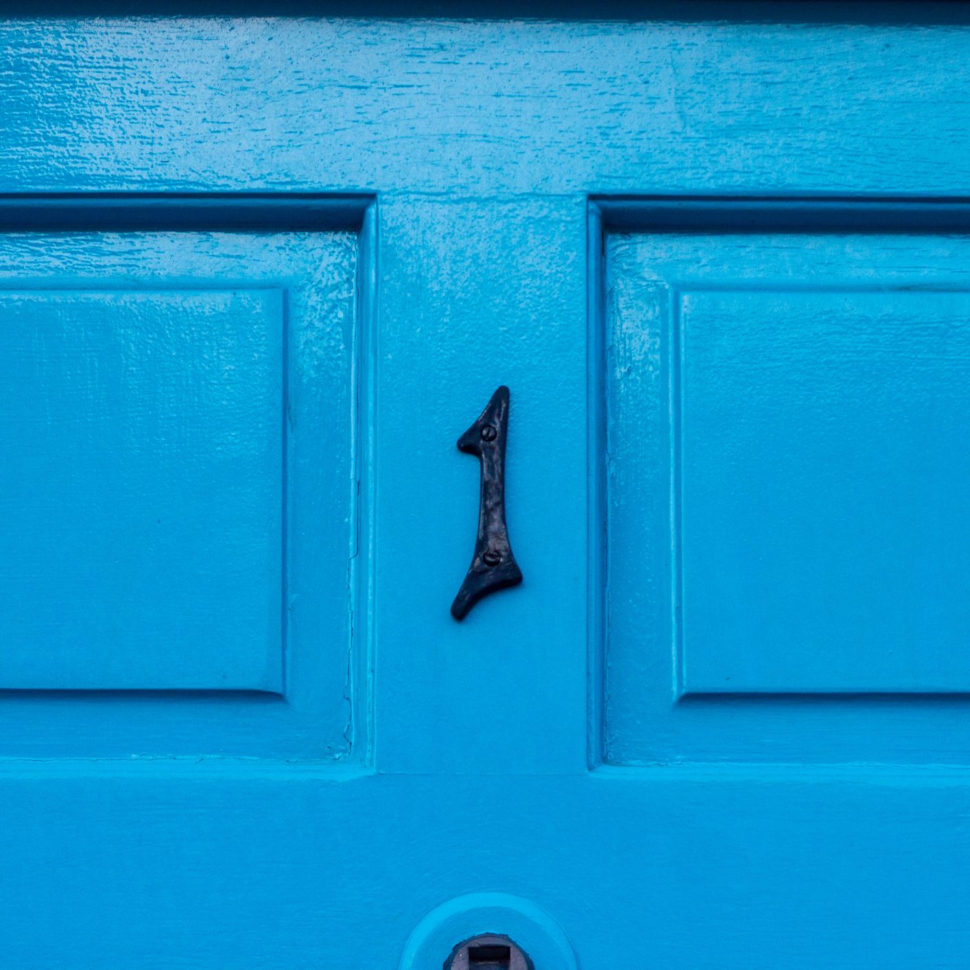 casa numarul 1 pe o usa de intrare din lemn albastru din Londra