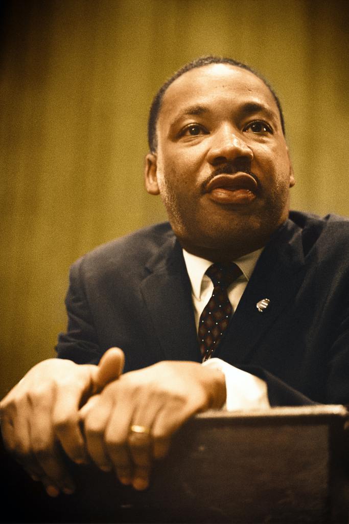Fotografie colorata a lui Martin Luther King Jr. la o conferinta de presa la Washington, DC pe 26 august 1964.